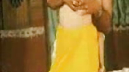 இளைஞர்கள் ஆடைகளை ஆபாச வீட்டில் தனியா ஆடுகிறார்கள்