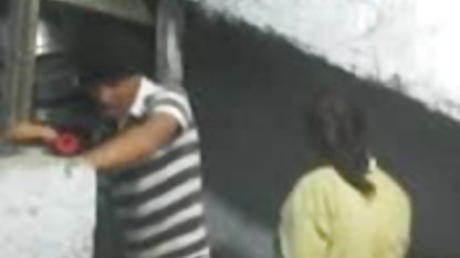 பெண் வேடிக்கை பாட்டி வீட்டில் குழாய்