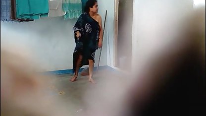 புண்டைக்கு இடையில் தனது செக் மண்வெட்டி போன்ற கூர்மாயாணவல் திறந்த யோனி 3 சேவலை விரல்
