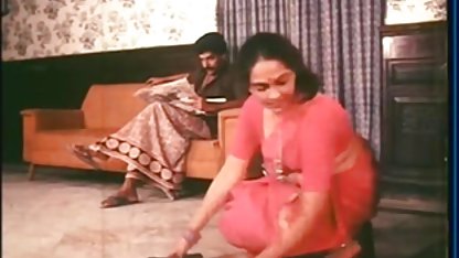 இரண்டு முதிர்ந்த நிர்வாணமாக வீட்டில் குடிகார பெண்கள் ஒரு பையனைப் பிடிக்கிறார்கள்