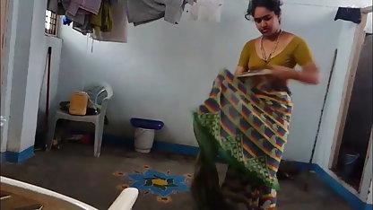 இளம்பெண் ஒரு வயதான விபரீதத்தை முதிர்ந்த குழாய் வீட்டில் தருகிறார்