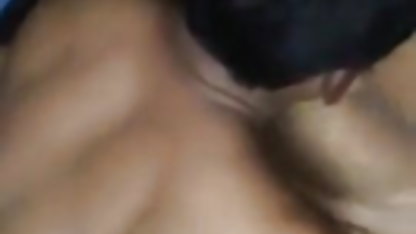 சீருடை அணிந்த போலீஸ்காரர் தனது கவர்ச்சி தனியா ஆபாச காதலியைக் கட்டினார்