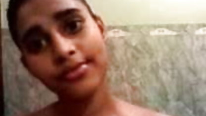 காலுறைகளில் கவர்ச்சியான முகப்பு செக்ஸ் உச்சரிப்பு பொன்னிறம்