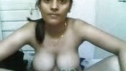 ஒரு இளம் பெண்ணுடன் குழு செக்ஸ் திருடன் வீட்டில் ஆபாச