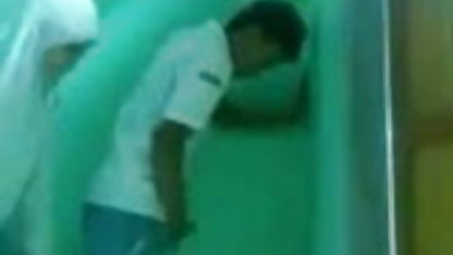 ரஷ்ய அழகு தனது காதல் சூடான காதலி வீட்டில் கடிதங்களுக்கு உணவளிக்கிறது