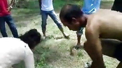 இரண்டு சிறந்த வீட்டில் ஆபாச தாழ்வாரத்தில் ஒரு பெண்ணைப் பிடிக்கவும்