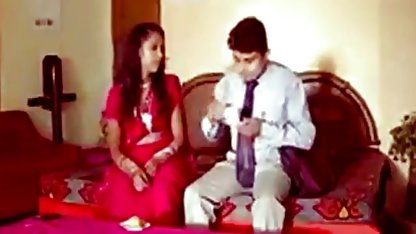 மழைக்குப் பிறகு உறிஞ்சும் வீட்டில் தனியா மனைவி