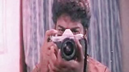 கவர்ச்சியான பெண்மணிக்கு தனியா முடி, வீட்டில் செய்வது எப்படி என்று தெரியும்