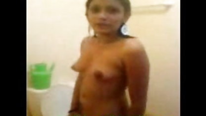 விளையாட்டுப் பெண்ணுக்கு அவளுடைய வேலை பெரிய மார்பகங்கள், வீட்டில் தெரியும்