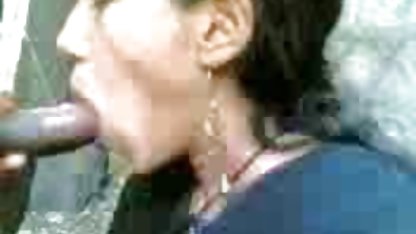 உலர்ந்த நிர்வாண இளம் வயதினரை வீட்டில் புல் மீது காமம்