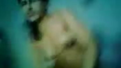 மேடம் ஒரு வீட்டில் ஆபாச கிங்ஸ் மானைப் பயன்படுத்துகிறது