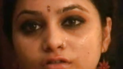 முகப்பு வீடியோ. சரியான கழுதையுடன் மார்பளவு செக் மண்வெட்டி போன்ற கூர்மாயாணவல் திறந்த யோனி 1 மனைவி