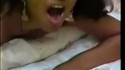 ஆசிய விரல் வீட்டில் தங்க நிற பல பளப்பான முடி