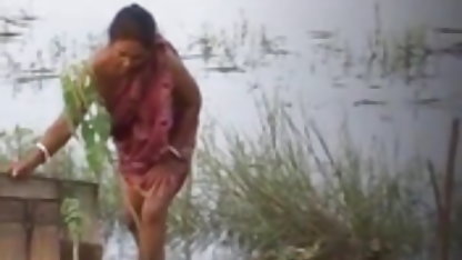 பஸ் நிறுத்தத்தில் சிக்கியது வங்கதேச கிராமத்தில் ஜோடி செக்ஸ்