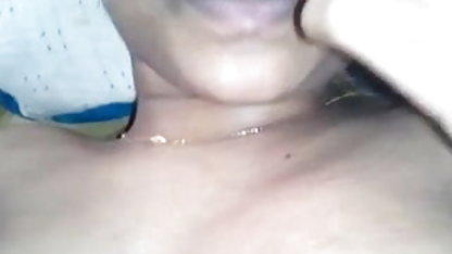தூங்கும் தம்பியைப் பார்த்து வீட்டில் செக்ஸ் கசின் கொம்பு