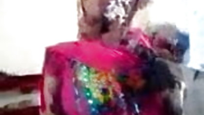 மிகவும் கீழ்ப்படிதலான வீட்டில், ஆபாச, அமெச்சூர் ரஷ்ய பையன் தனது இளவரசி கால்களை நக்கினான்