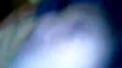 கணவரின் பிரஞ்சு, வீட்டில் செக்ஸ் வீடியோ தலையை கால்களுக்கு இடையில் பிடித்து, அவரது உதவியற்ற தன்மையைப் பயன்படுத்துகிறார்