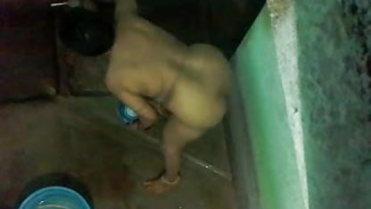 இளஞ்சிவப்பு ரெயின்கோட்டில் ஒரு இளம் பெண் நார்வேஜியன் வீடியோக்கள்