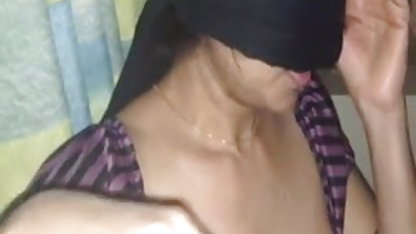 மார்பகங்களுக்கு இடையில் முதிர்ந்த ஆபாச வீட்டில் டிக்