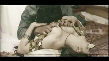 மாணவர் பணத்திற்காக ஆடைகளை அவிழ்த்து ஹாம் உச்சரிப்பு விடுகிறார்