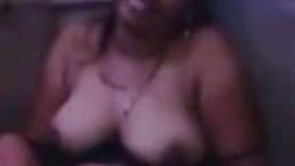 பிர்ச் சிவப்பு குழாய் வீட்டில் ஆபாச உள்ளாடைகளில் கழுதை