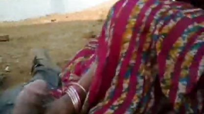மனைவி ஒரு பரிசைக் கொடுத்து ஒரு இளம் வீட்டில் செக்ஸ் விபச்சாரியை அழைத்தாள்