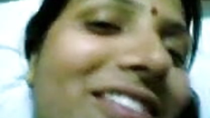 இளஞ்சிவப்பு நிறத்தில் பொன்னிறம் முட்டைகளை நக்குகிறது திருடன் வீட்டில் செக்ஸ்