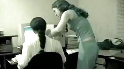நண்பரின் அடிபணிந்த சகோதரி ஆபாச செய்த வீட்டில்
