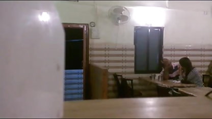 எனது குடிசையில் நான்கு பேர் மறைக்கப்பட்ட முகப்பு செக்ஸ் விடுமுறையைக் கொண்டாடுகிறார்கள்