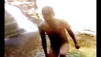 ஒரு பெரிய கருப்பு டிக் வீட்டில் செக்ஸ் தளங்கள் கனவு நனவாகியது