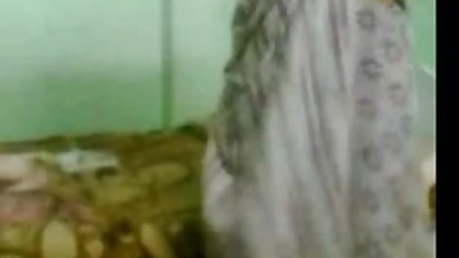 காதலி புண்டையில் விரல் விட்டுக் ஆடுவது முகப்பு வீடியோ கொண்டிருக்கும் போது அவளது குண்டியில் அவளது டிக்கை நொறுக்கினாள்