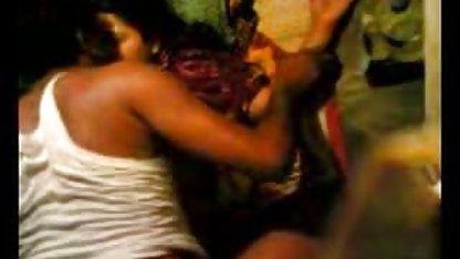 அவர் தனது காதலிக்கு குளியலறையில் காதல் வீட்டில் உச்சரிப்பு பார்த்தார்