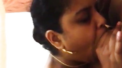 உடலுறவில் 19 வயது ரஷ்ய தெய்வம் பாட்டி வீட்டில் ஆபாச