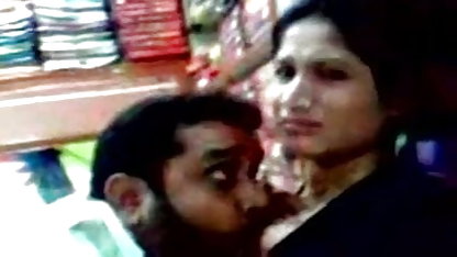செரியோகா ஆப்பிரிக்க வீட்டில் செக்ஸ் வீடியோ தனது காதலியை தரையில் வைத்து, அவரது சகோதரி படங்களையும் கருத்துகளையும் எடுக்கிறார்