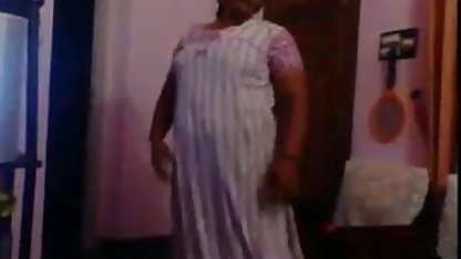 இரண்டு தோழிகள் செக்ஸ் மறைக்கப்பட்ட வீட்டில் மற்றும் ஒரு புரவலன்