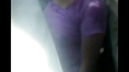 டூலிப்ஸைக் கொடுத்தாள், திறந்த யோனி செக் அவள் உடனடியாக சரணடைந்தாள்