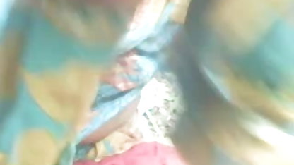 ரஷ்ய பெண் தன் காதலனை ஏமாற்றுகிறாள் ஆபாச தோட்டத்தில்