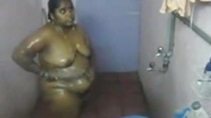 கை பிஸ்டலிஸ் வீட்டில் தனியாக நிர்வாண