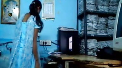 ஒரு உறுப்பினர் மீது வீட்டில் பெண் ஆபாச சவாரி செய்ய விரும்புகிறார்