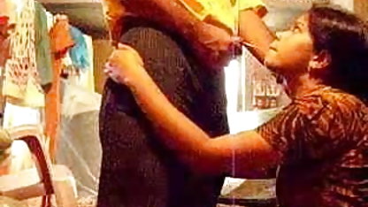 ஷெமலேஸ் ஒரு விருந்தினர் வீட்டில் செக்ஸ் வீடியோக்கள் மனிதனை அவமானப்படுத்துகிறார்