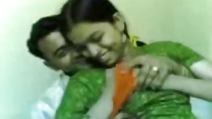 மோசமான வீட்டில் தனியா திறந்த யோனி பெண் தன்னை மகிழ்விக்கிறாள்