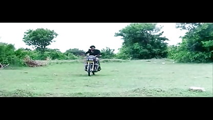 வன்முறை வீட்டில் படையெடுப்பு அமெரிக்க நாட்டுக்காரன் உச்சியை அடையும் ஜெட் தண்ணீருடன் பொன்னிற ஹேண்ட்ஜாப்
