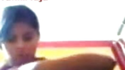 ஒரு ஆடை அணிந்து கழுதையில் நிர்வாண இளம் வயதினரை வீட்டில் ஒரு ஆசியனைப் பிடித்தாள்