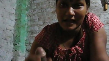 பாட்டிக்கு முன்னால் தன் குஞ்சைப் பிடிக்க மகன் ரஷியன் வீட்டில் ஆபாச வெட்கப்படவில்லை