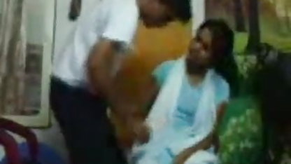 அழகான லெஸ்போ நடத்தை கெட்ட பெண்ணின் வீட்டில் - வீடியோ